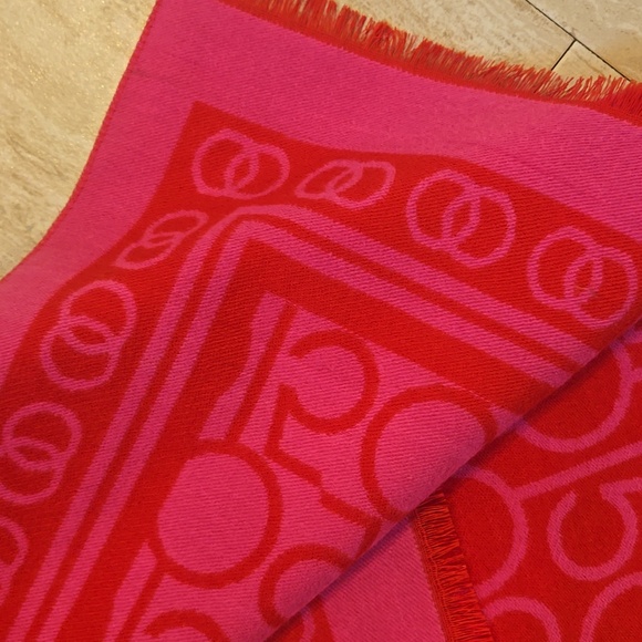 New Bloomingdale's Limited Edition Red/Pink 150'th Anniversary Patterned Scarf - Picture 4 of 9
